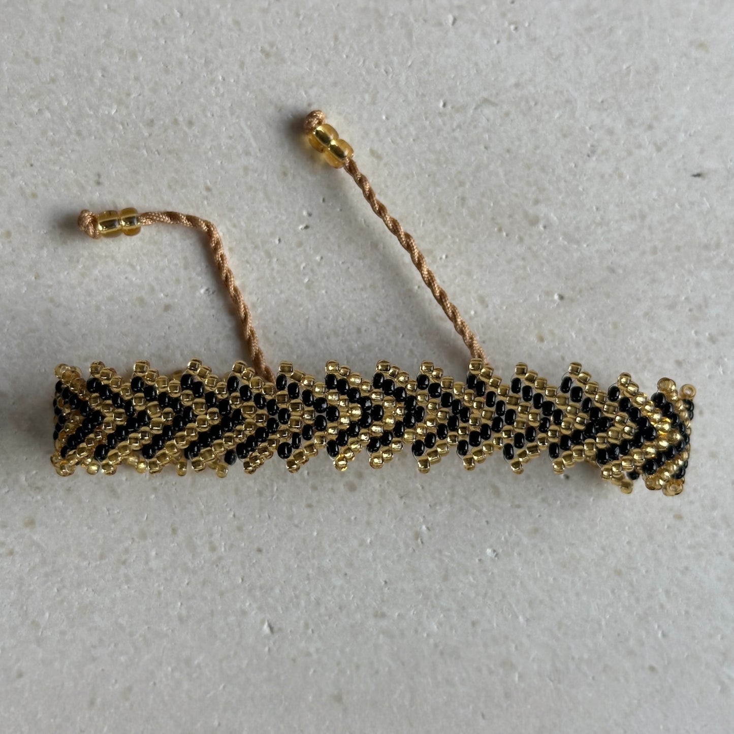 Miyuki espigas negro/dorado