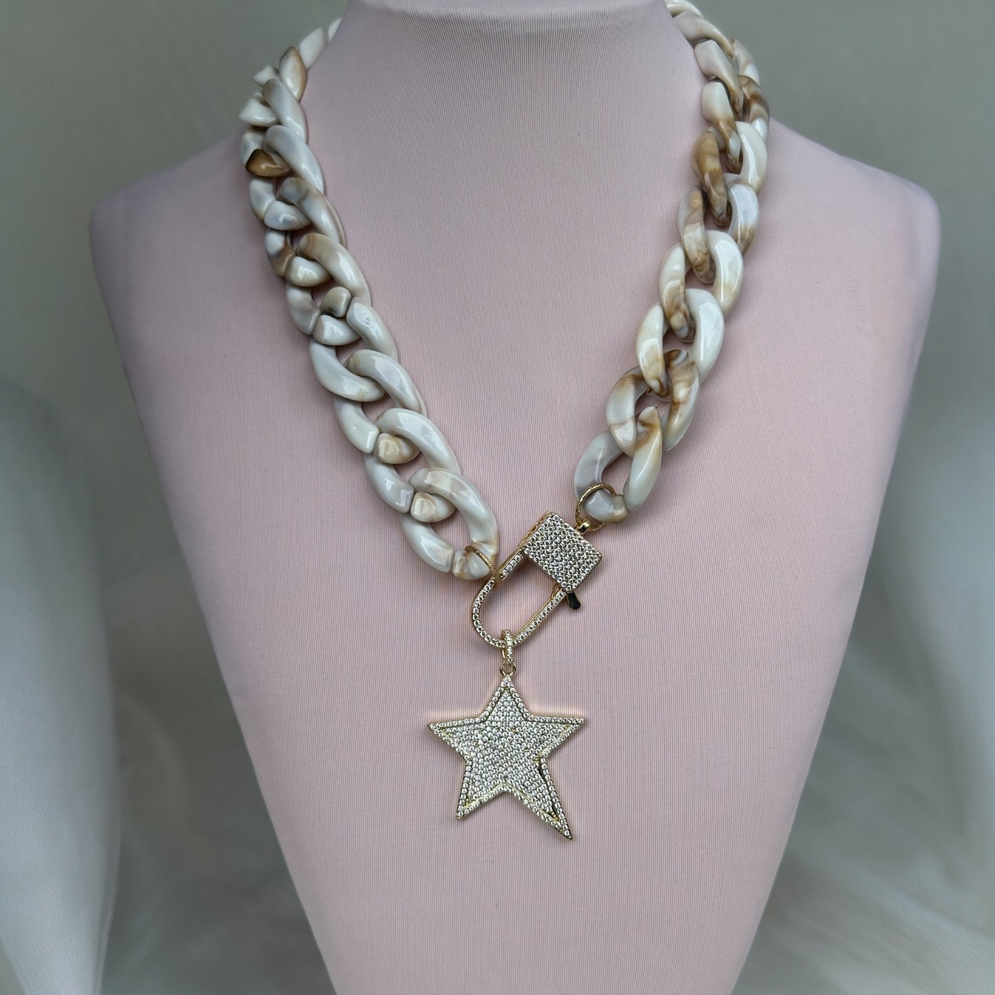 Cadena resina arena con estrella y broche dorados/microcircones