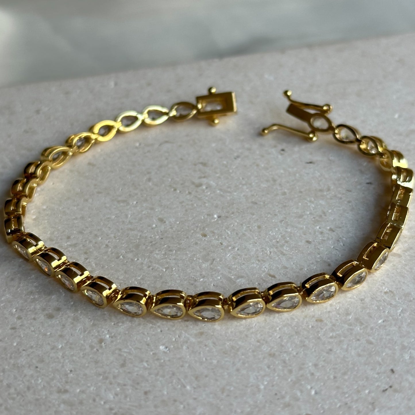 Pulsera tenis con bisel geométrico