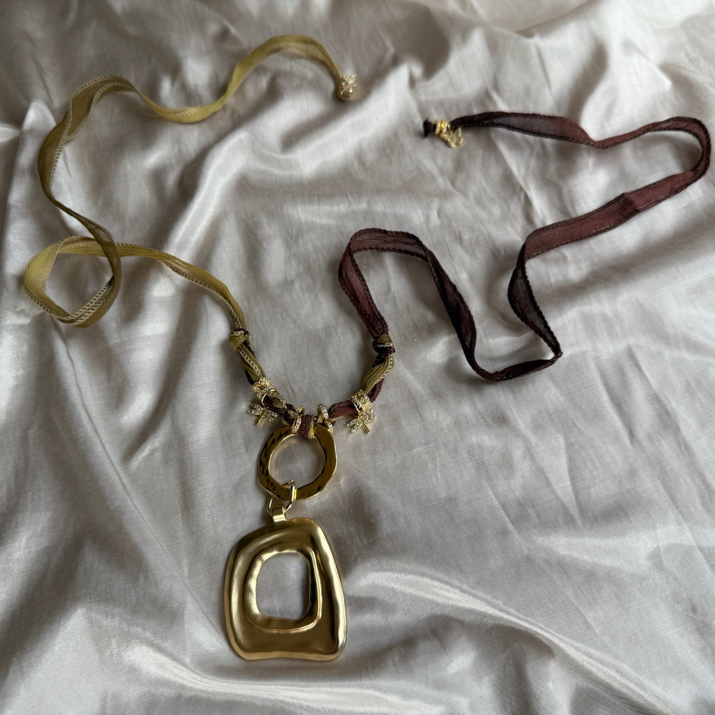 Choker de seda arena/libélulas