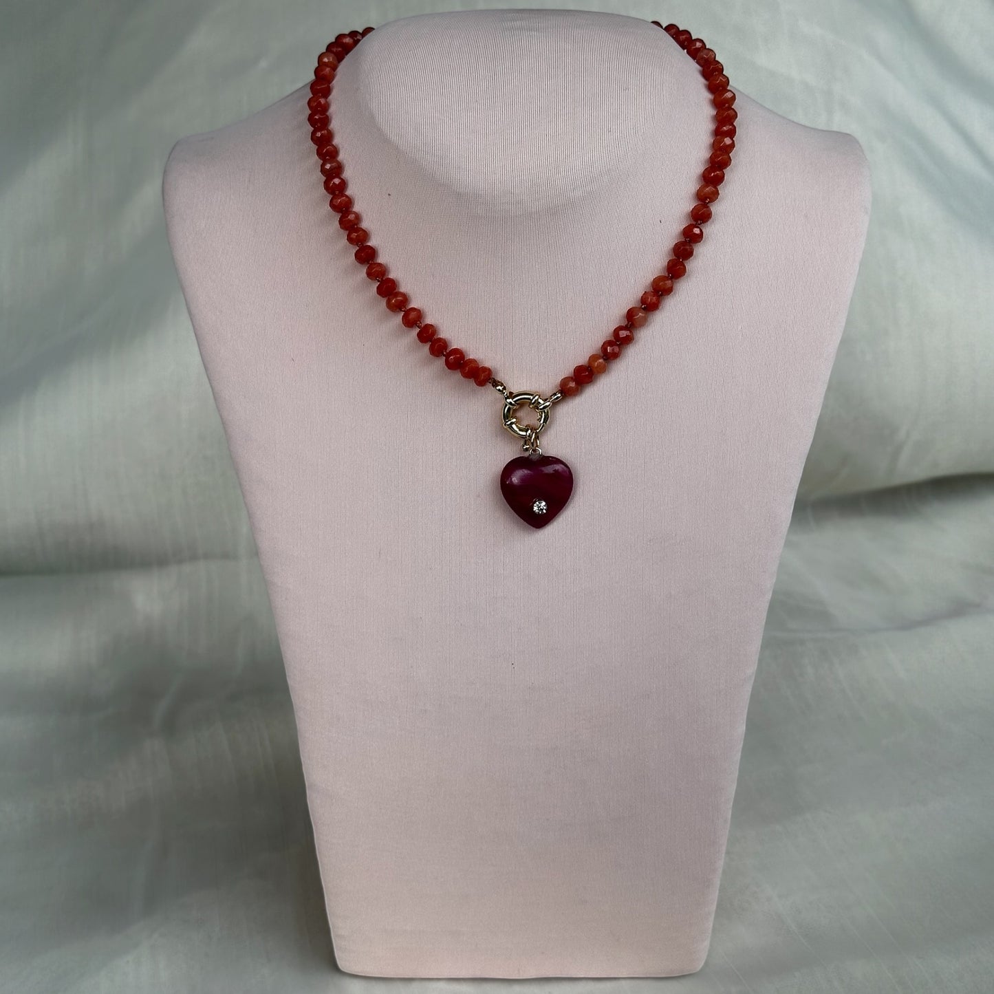 Collar de piedras naturales/ corazón fucsia