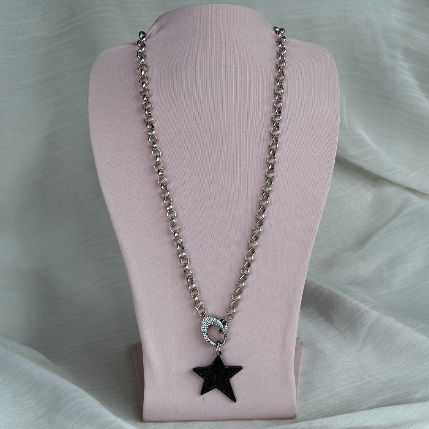 Cadena plateada/estrella negra