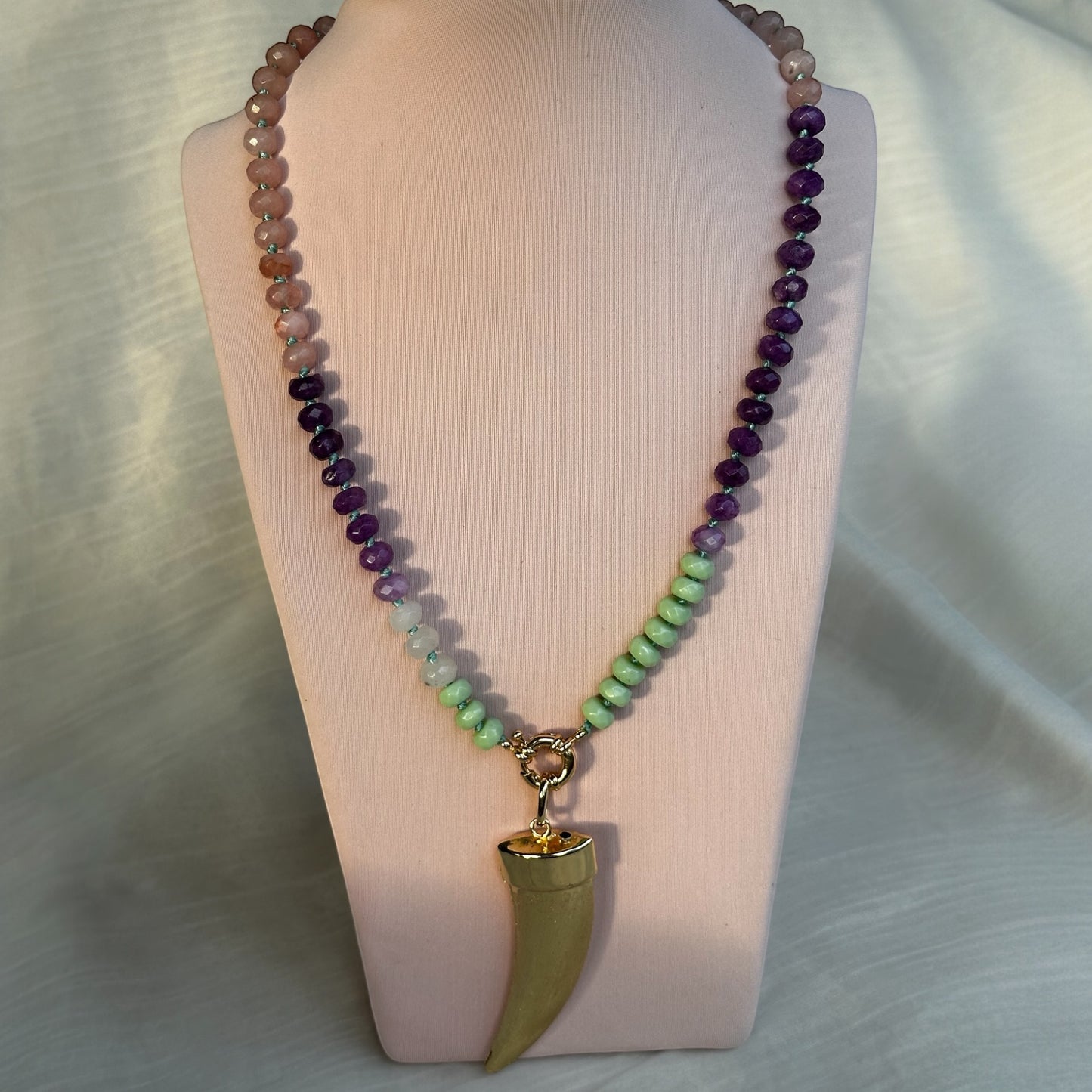 Collar de piedras naturales/cacho bañado en oro