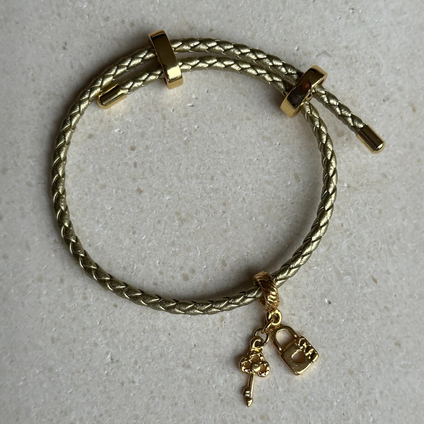 Pulsera protección de cuero dorada/llave y candado