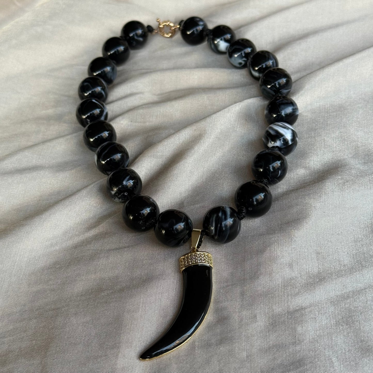 Collar Marmolado Fuerza Negra