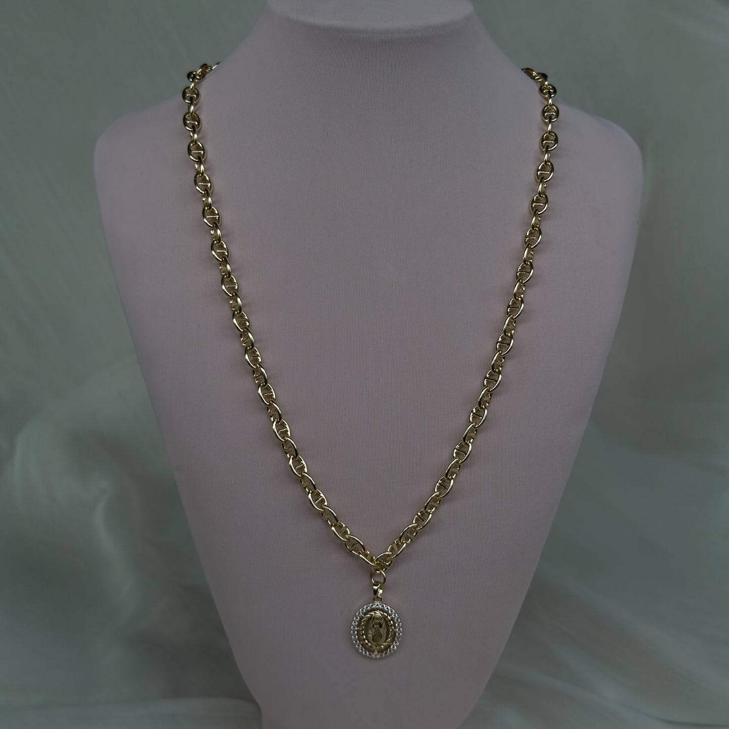 Cadena bañada en oro virgen santísima