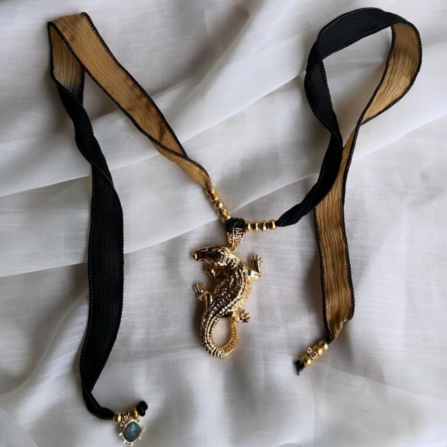 Choker de seda tabaco camel/caimán