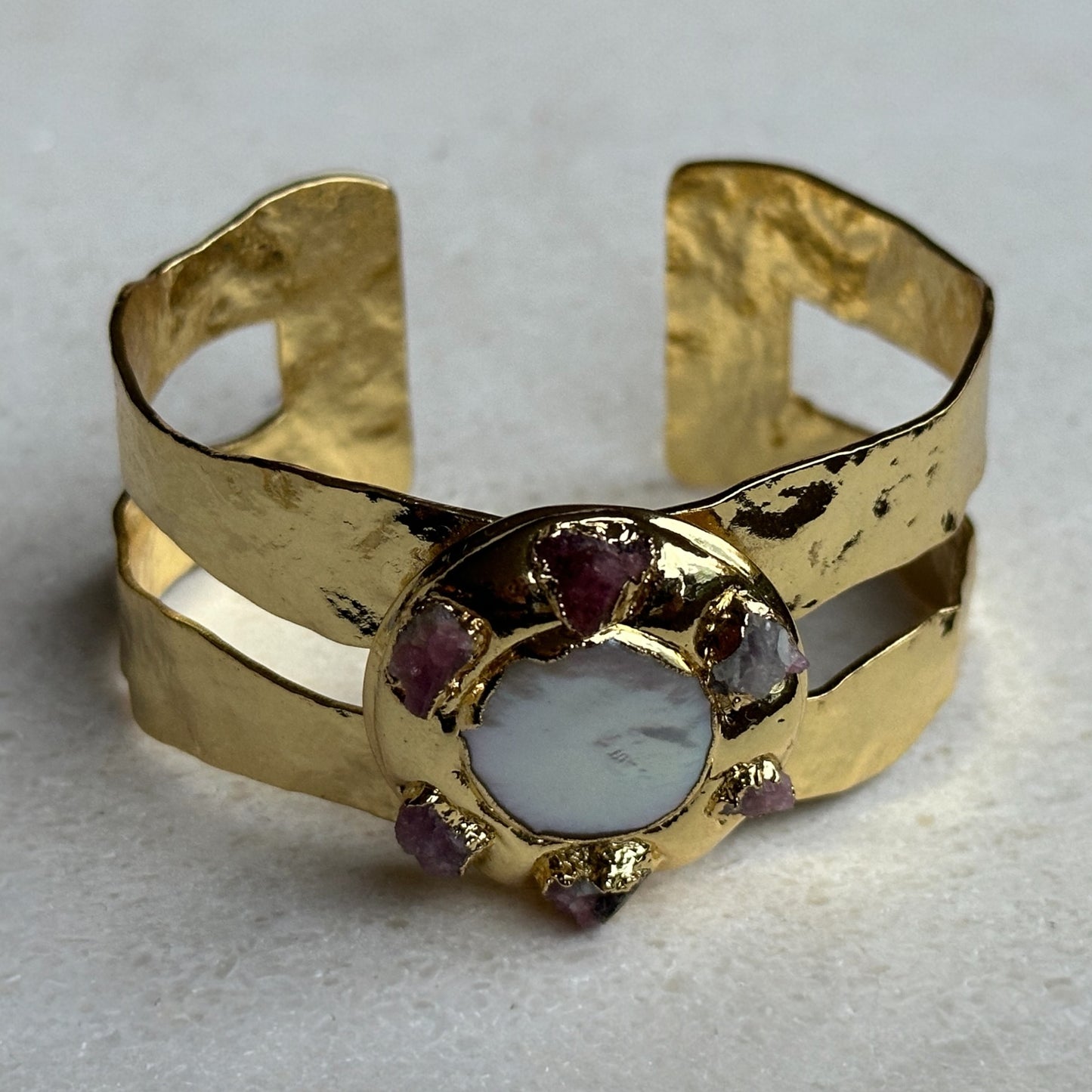 Brazalete perla de río con piedras naturales