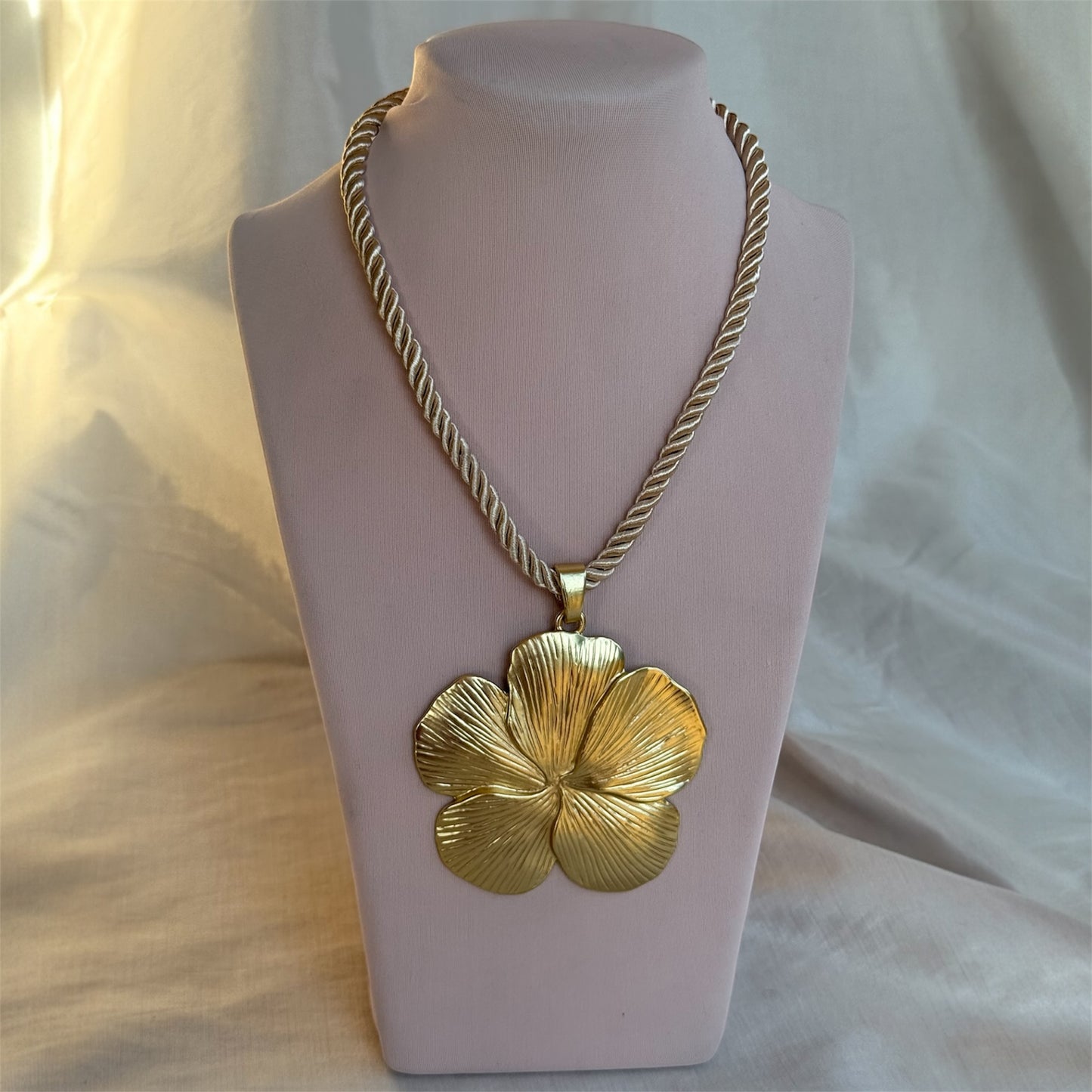 Collar Cordón Dorado/ Maxi Flor