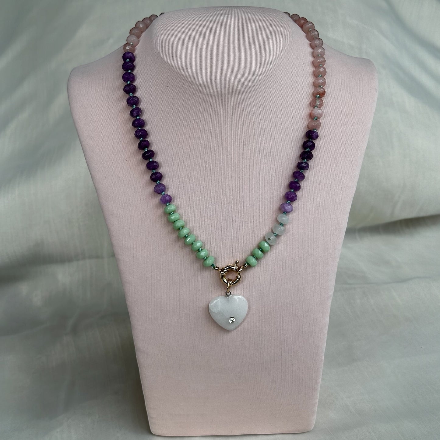 Collar de piedras naturales/ corazón blanco