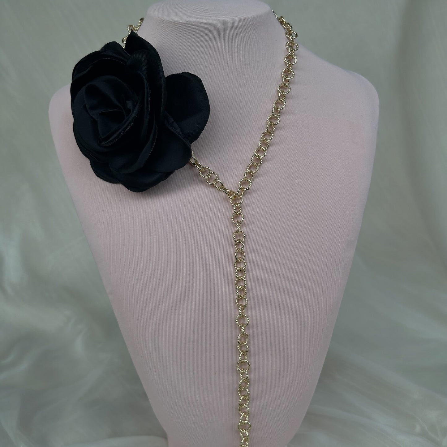 Cadena bañada en oro con rosa negra