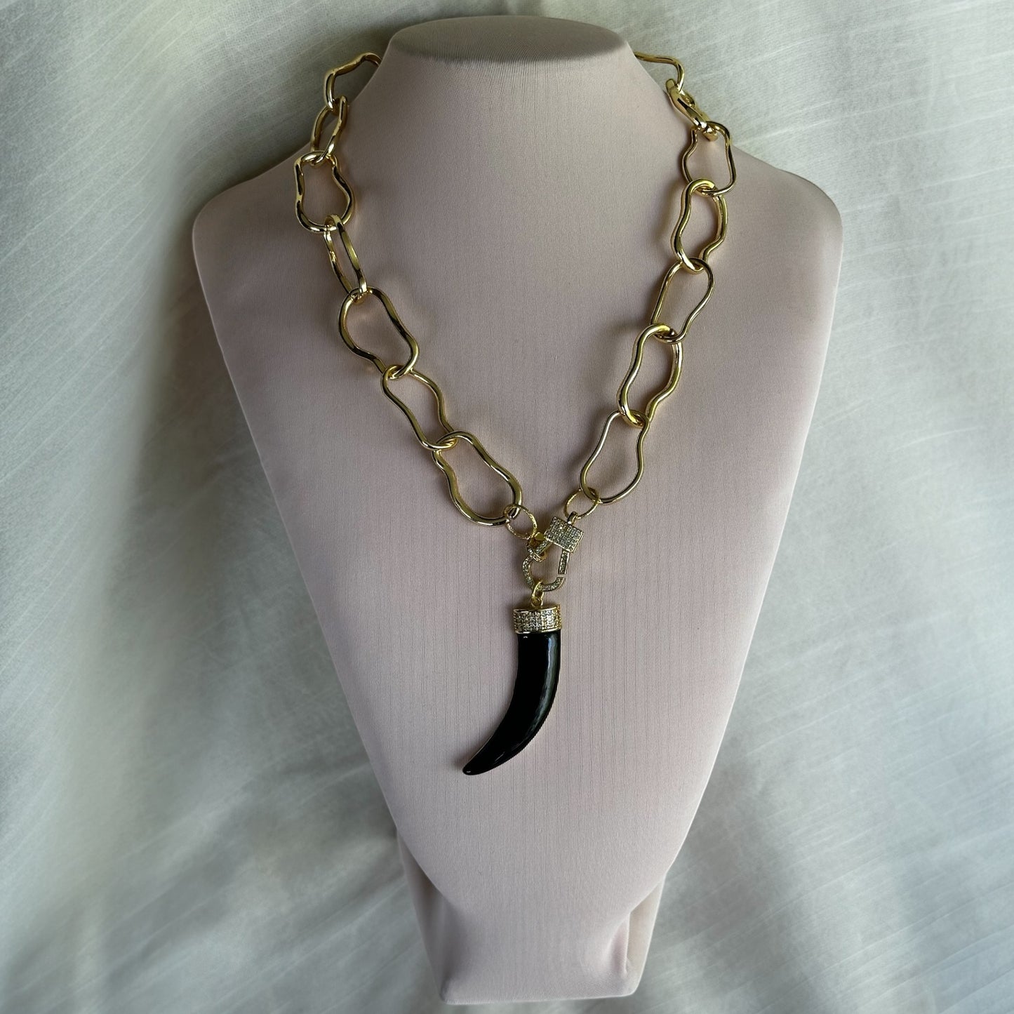 Collar bañado en oro/cacho negro