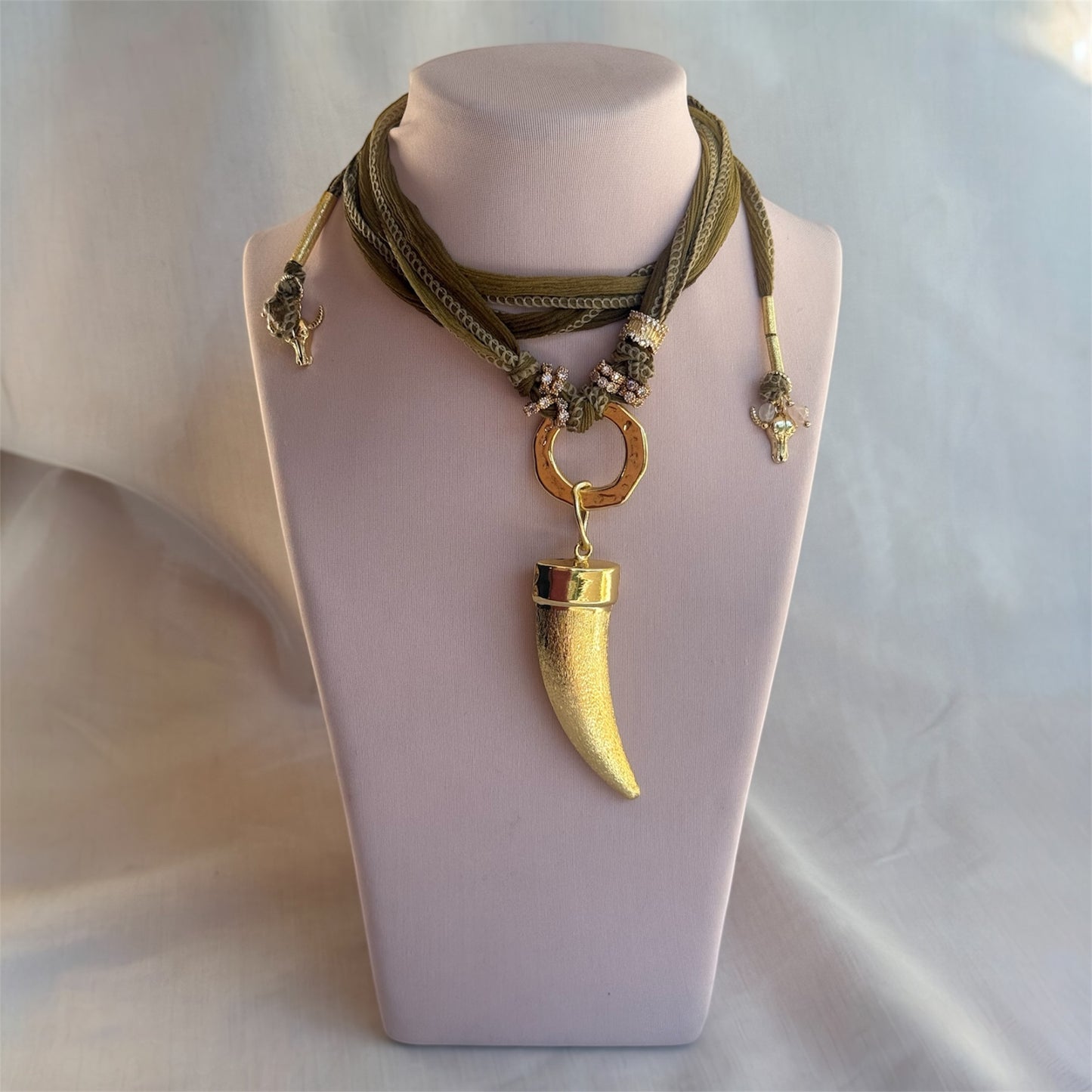 Choker de Seda Oliva/Cuerno Dorado