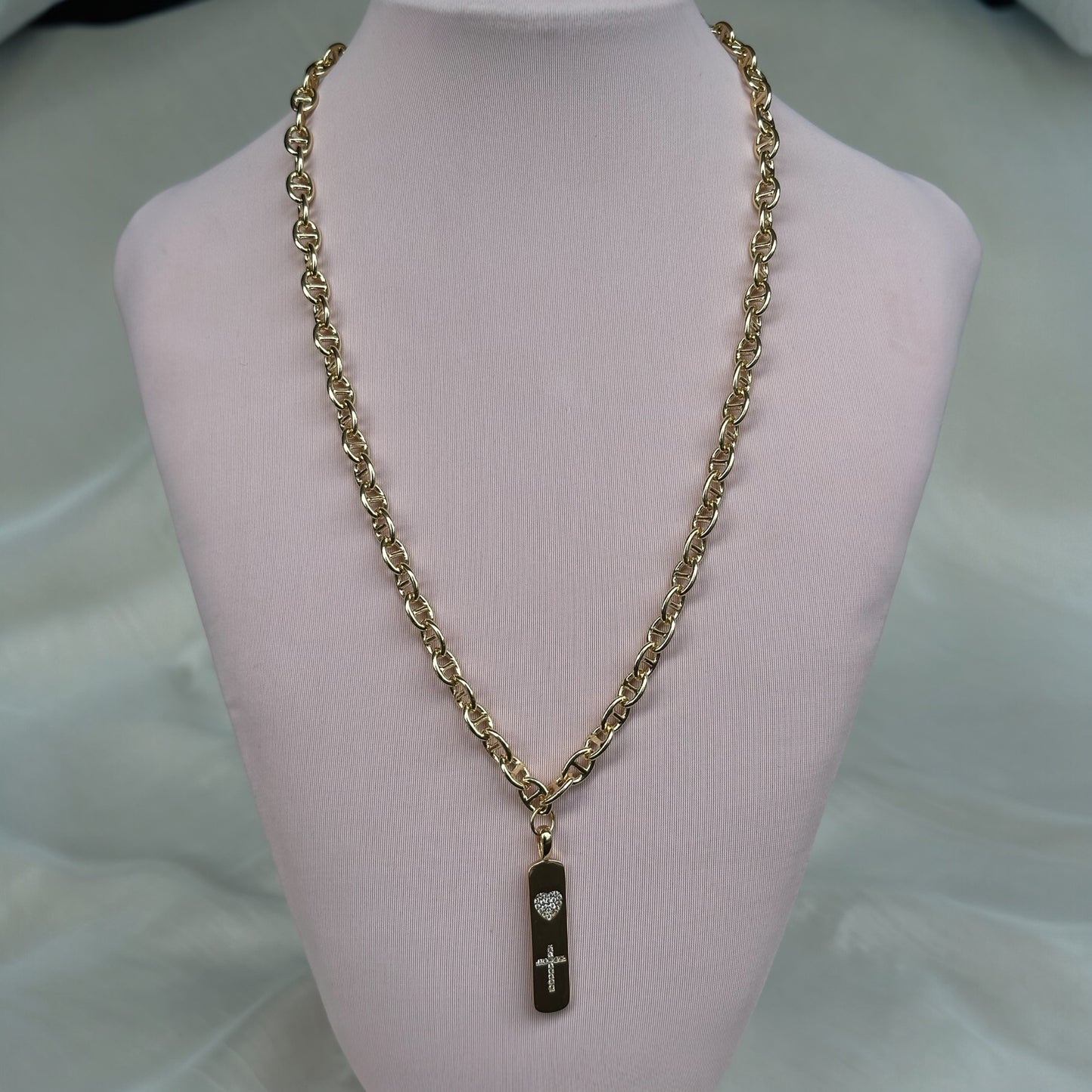 Cadena bañada en oro con dije cruz/corazón