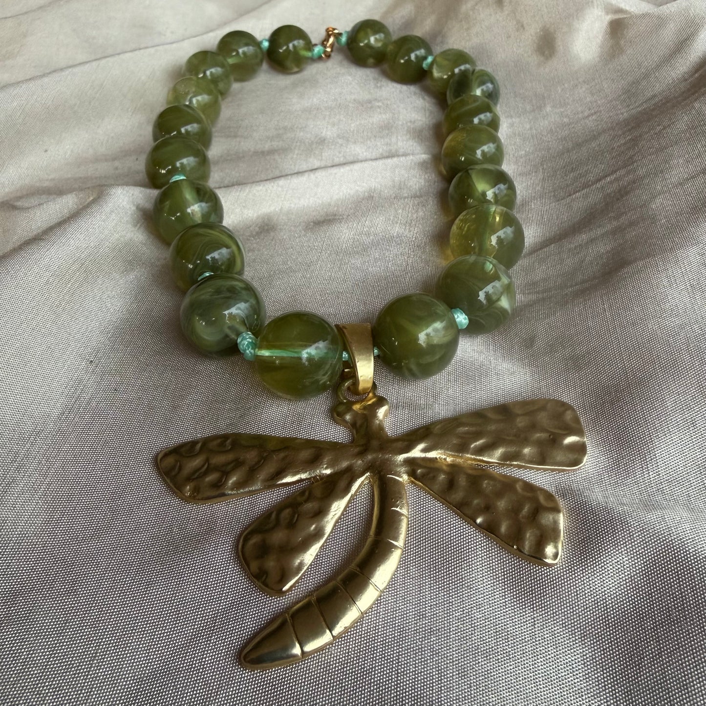 Collar Verde Oliva / Libélula Dorada