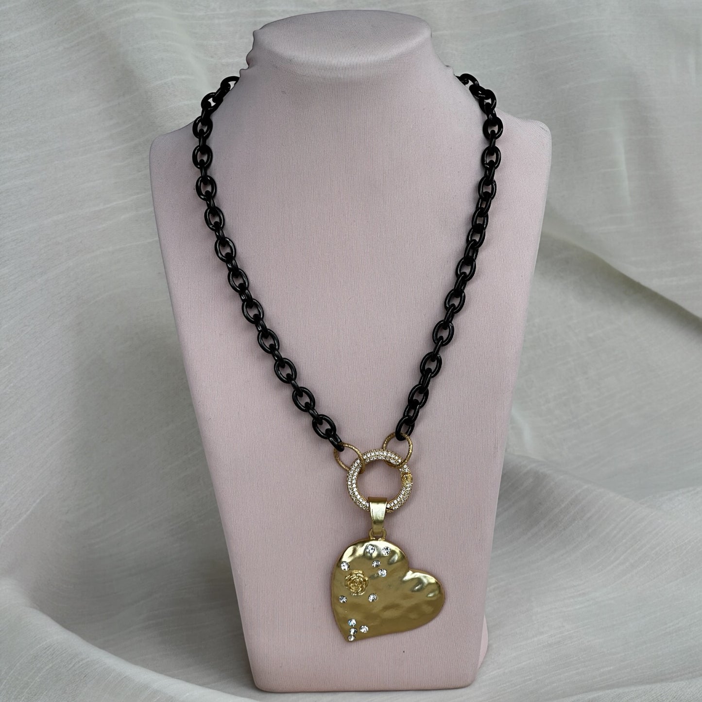 Cadena negra/corazón