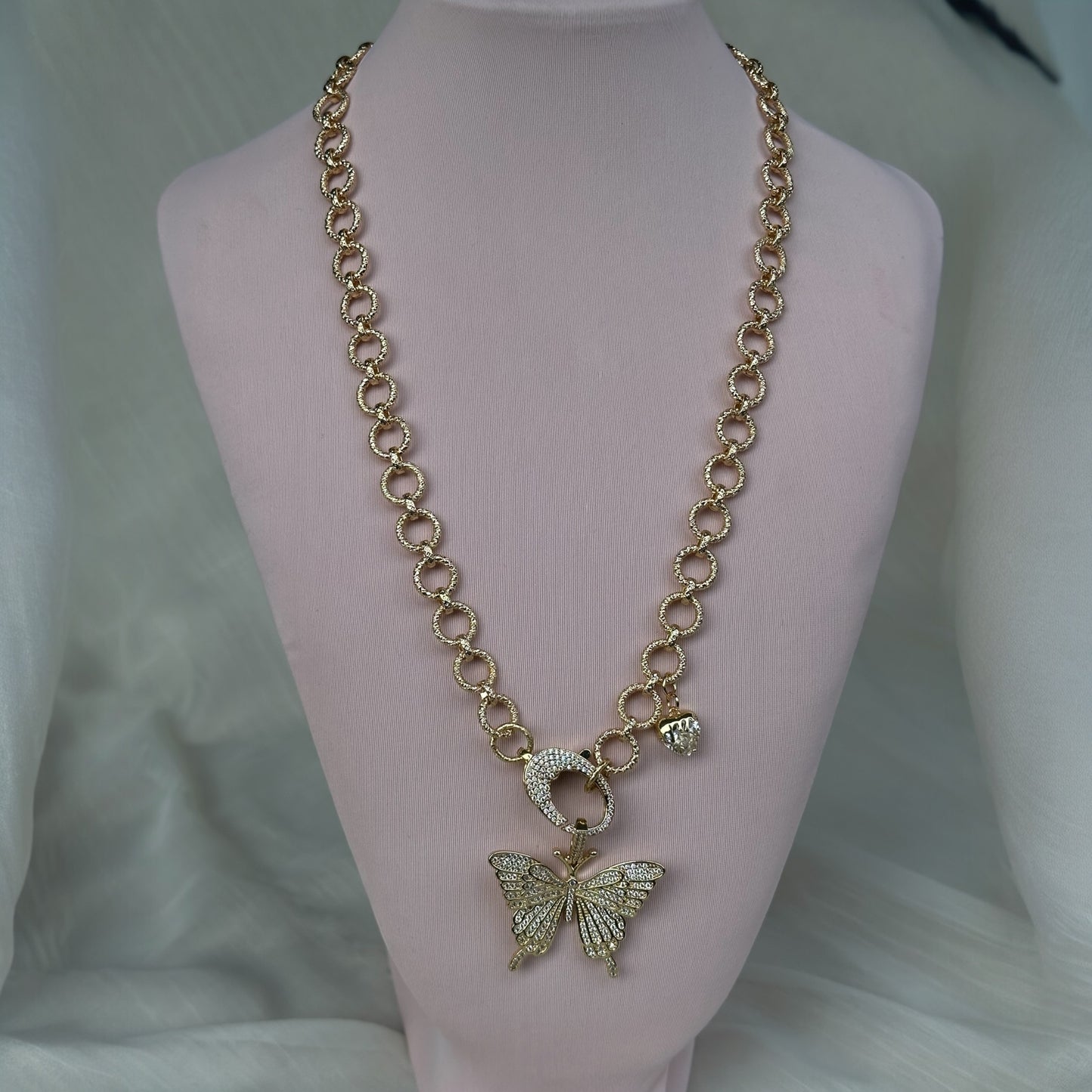 Cadena bañada en oro con mariposa y piedra