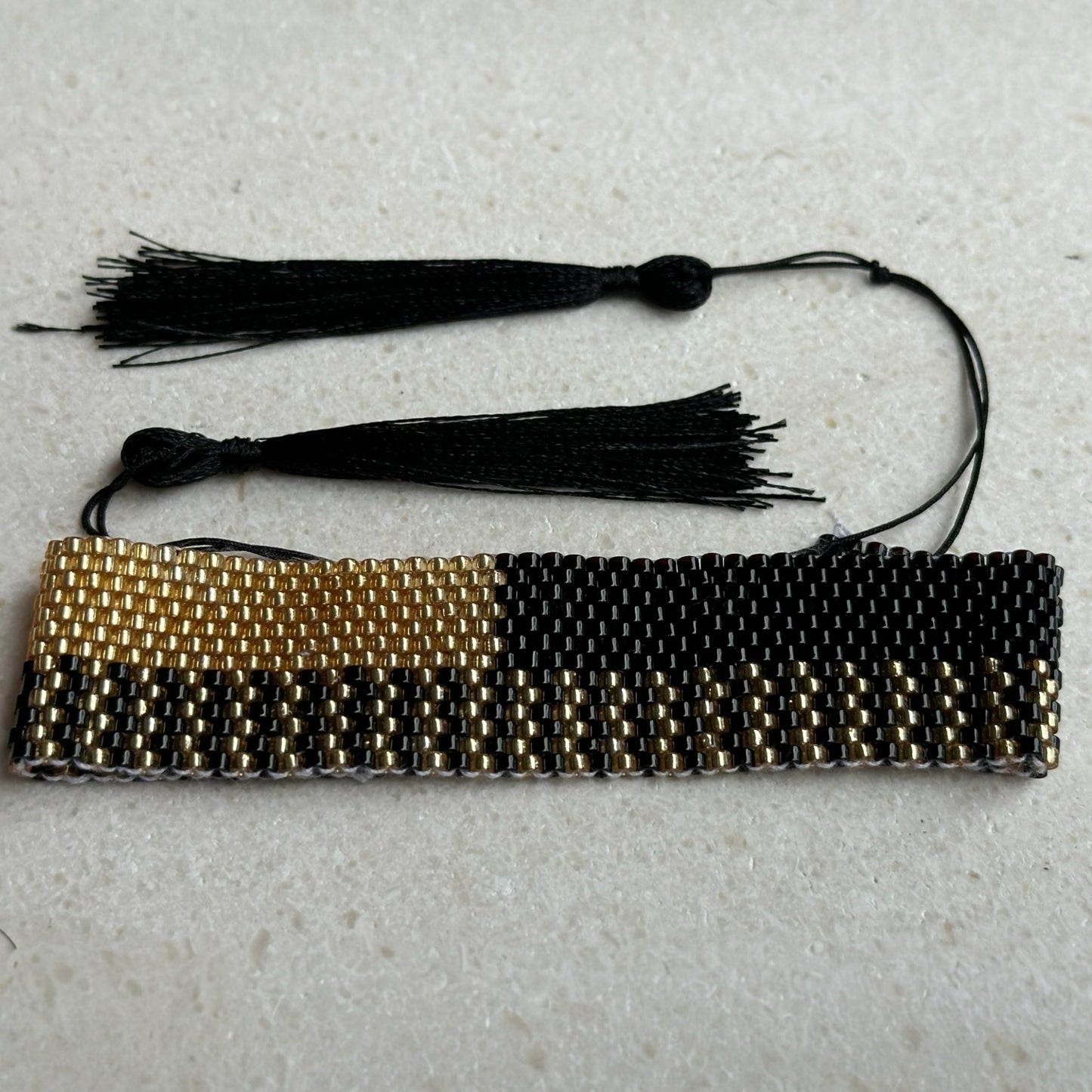 Miyuki gruesa mix negro/dorado