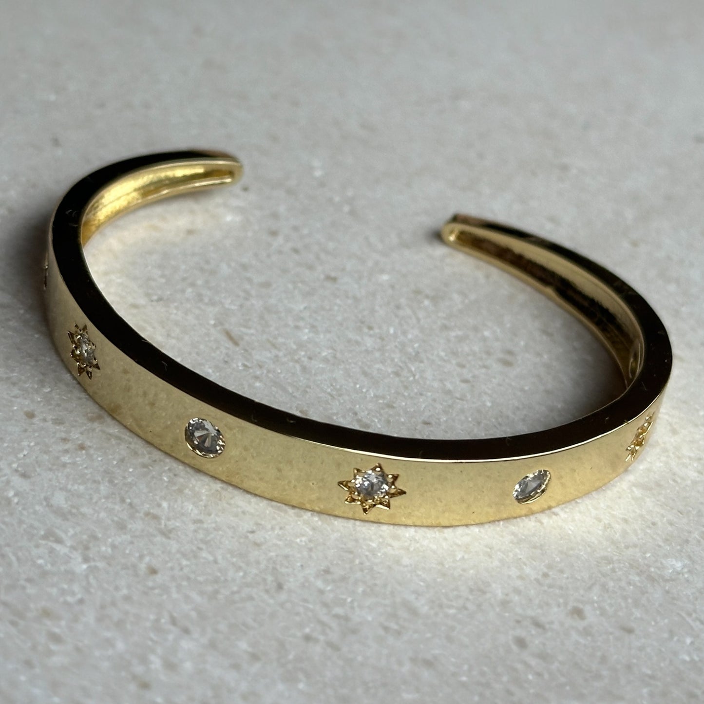 Esclava gruesa con circones circulares, estrella guía incrustados