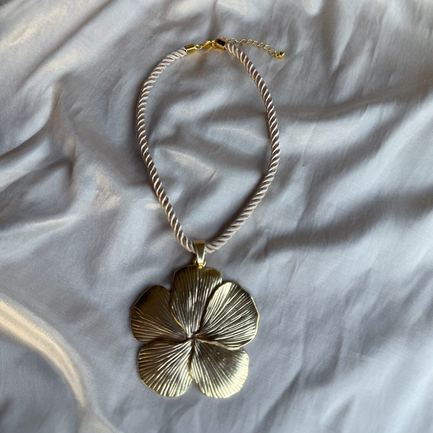 Collar Cordón Dorado/ Maxi Flor