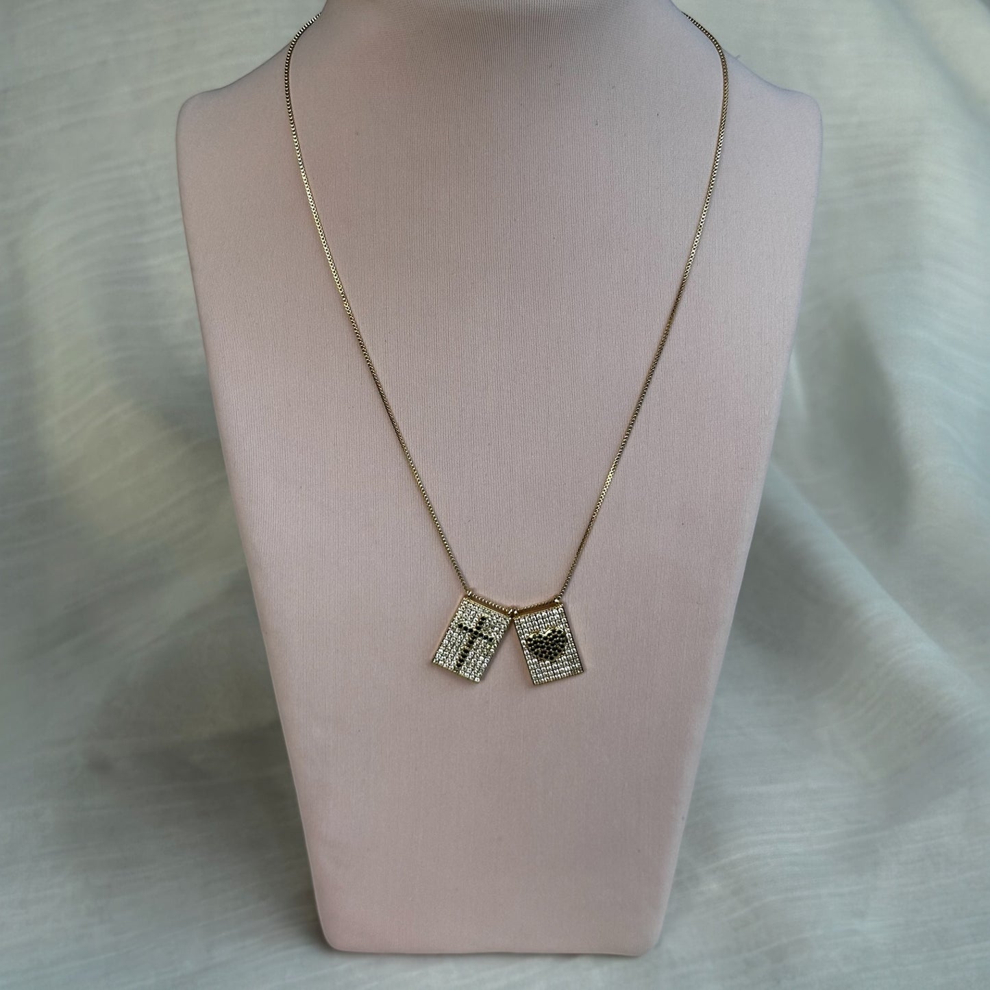 Cadena bañada en oro/escapulario corazón y cruz negro