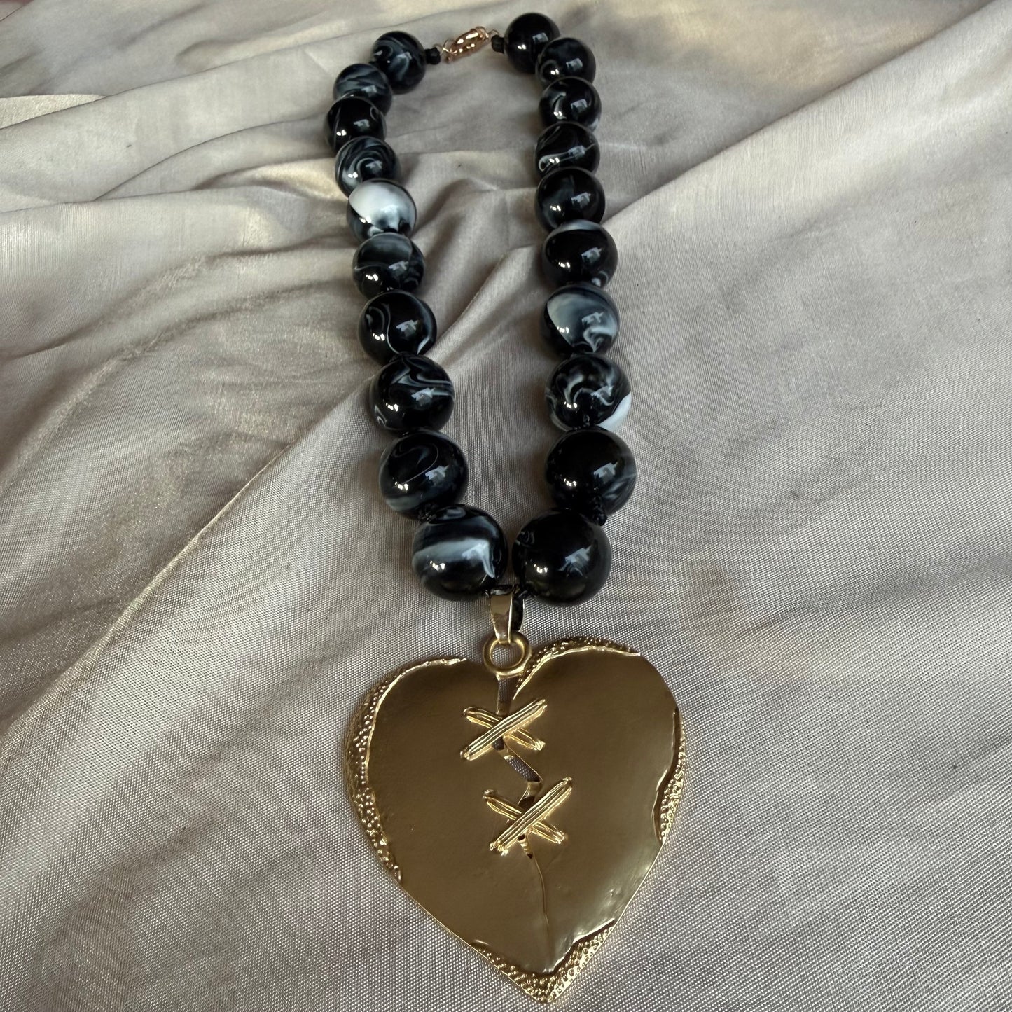 Collar Corazón Negro Marmolado / Colgante Dorado