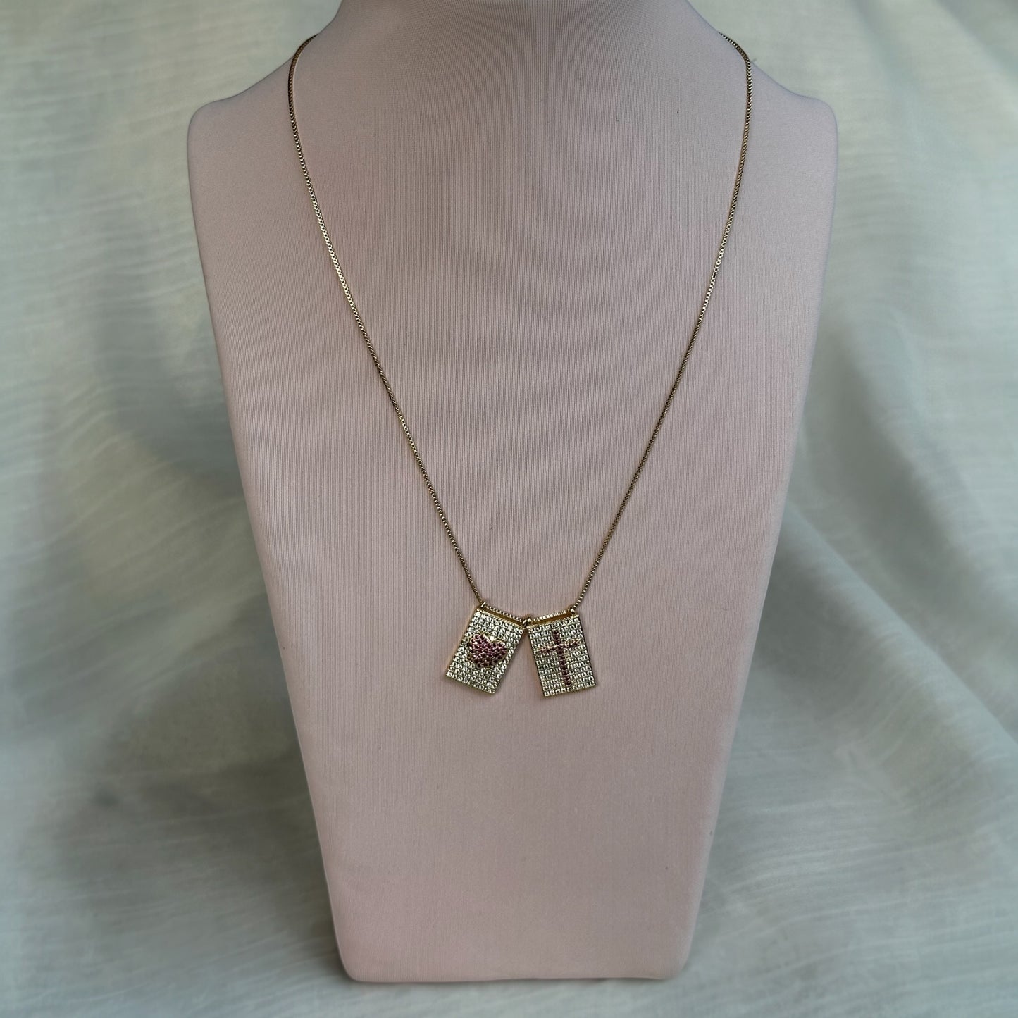Cadena bañada en oro/escapulario corazón y cruz fucsia