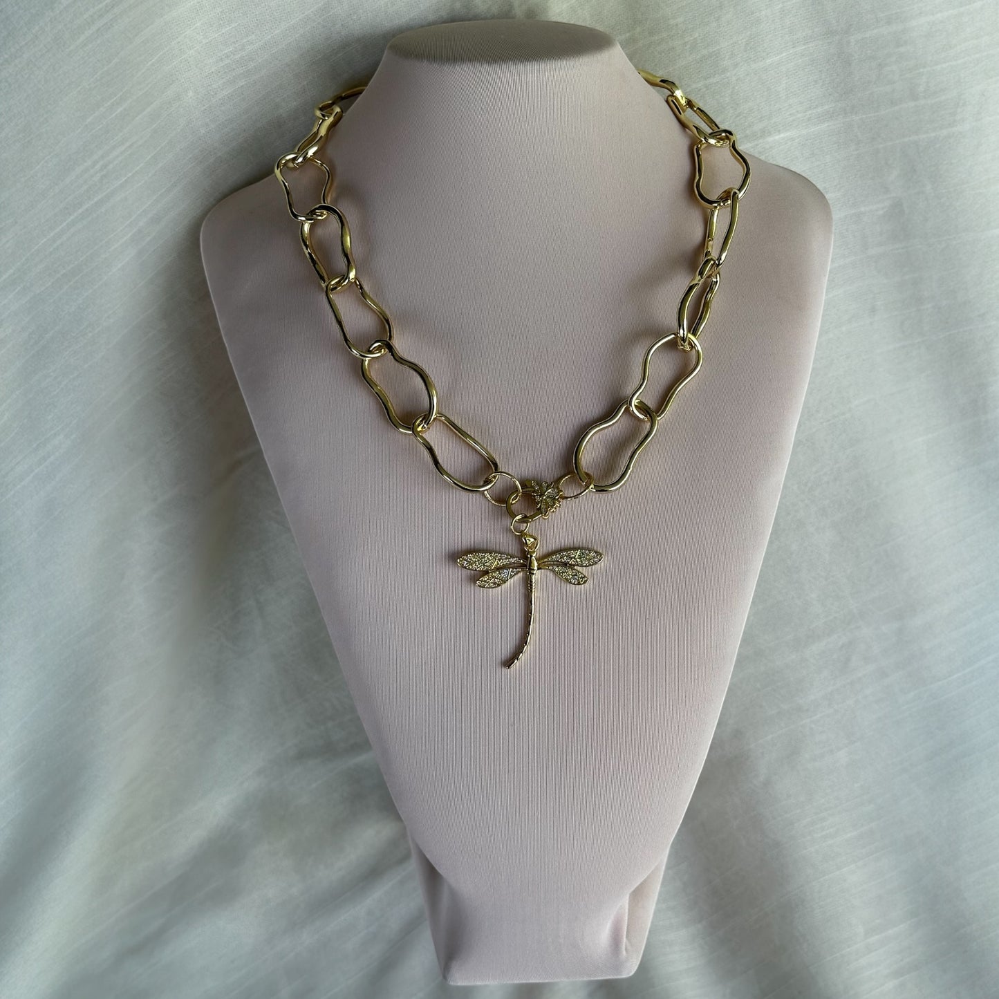 Collar bañado en oro/libélula