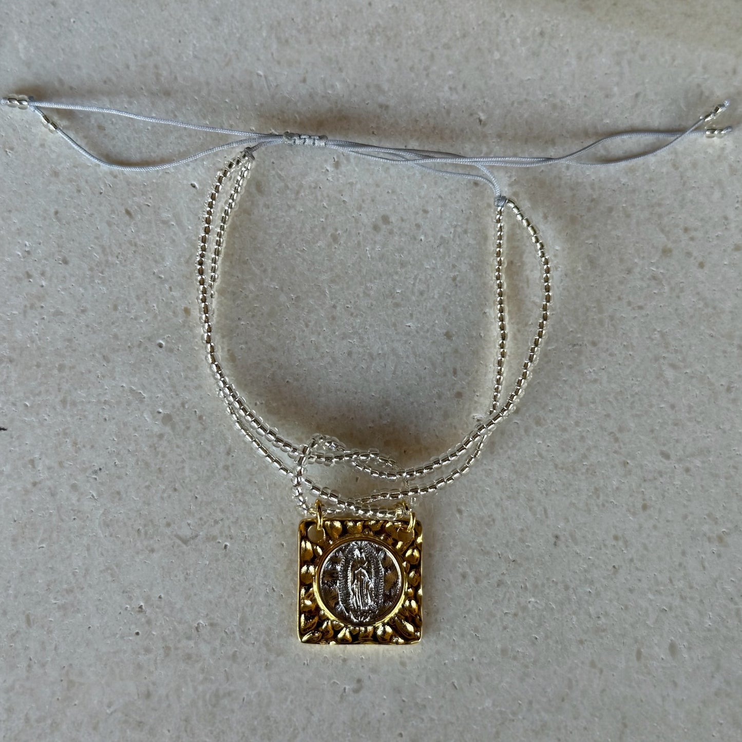 Pulsera nudo plateada/ virgen