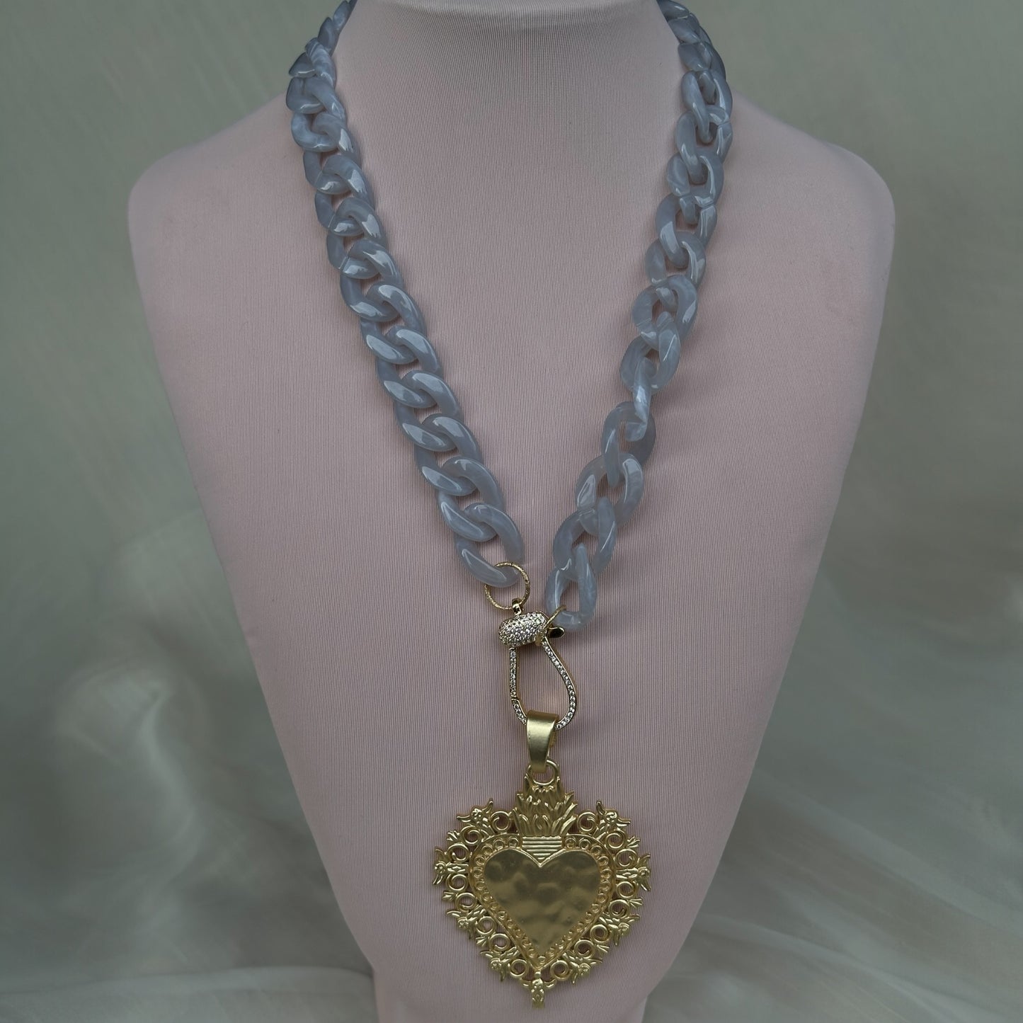 Cadena resina gris corazón/detente
