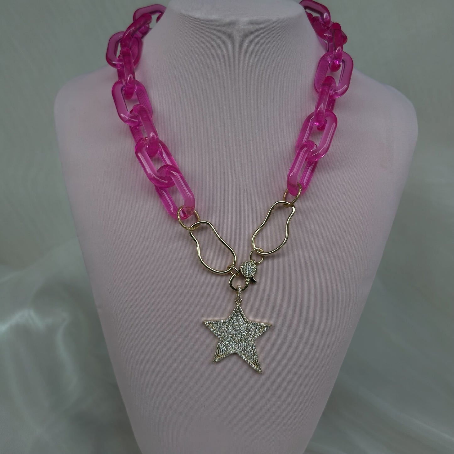 Cadena resina fucsia/estrella