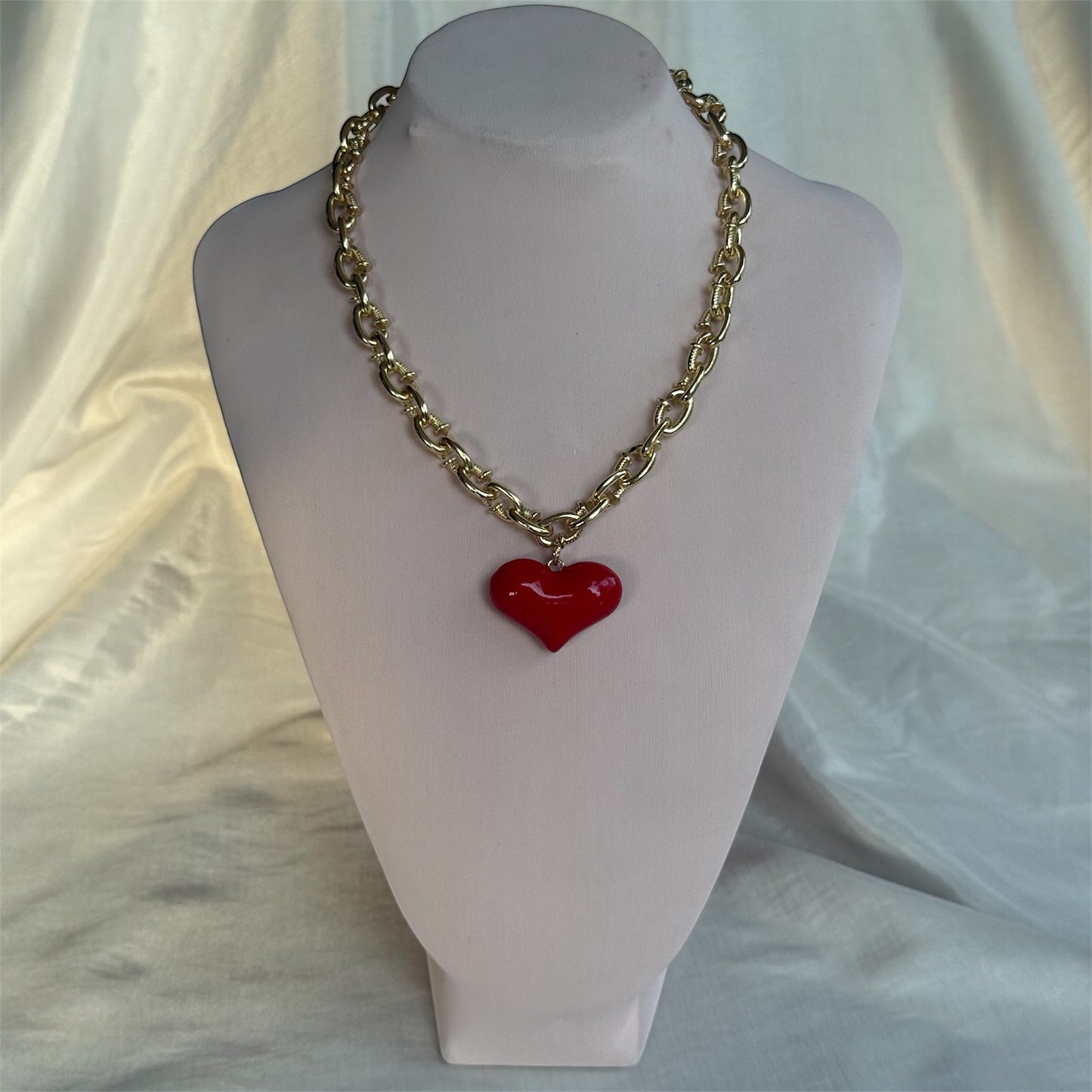 Collar Cadena Dorada con Corazón Rojo Esmaltado