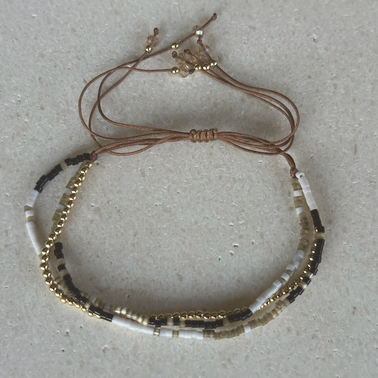 Pulsera miyuki negra/blanca/dorada/beige