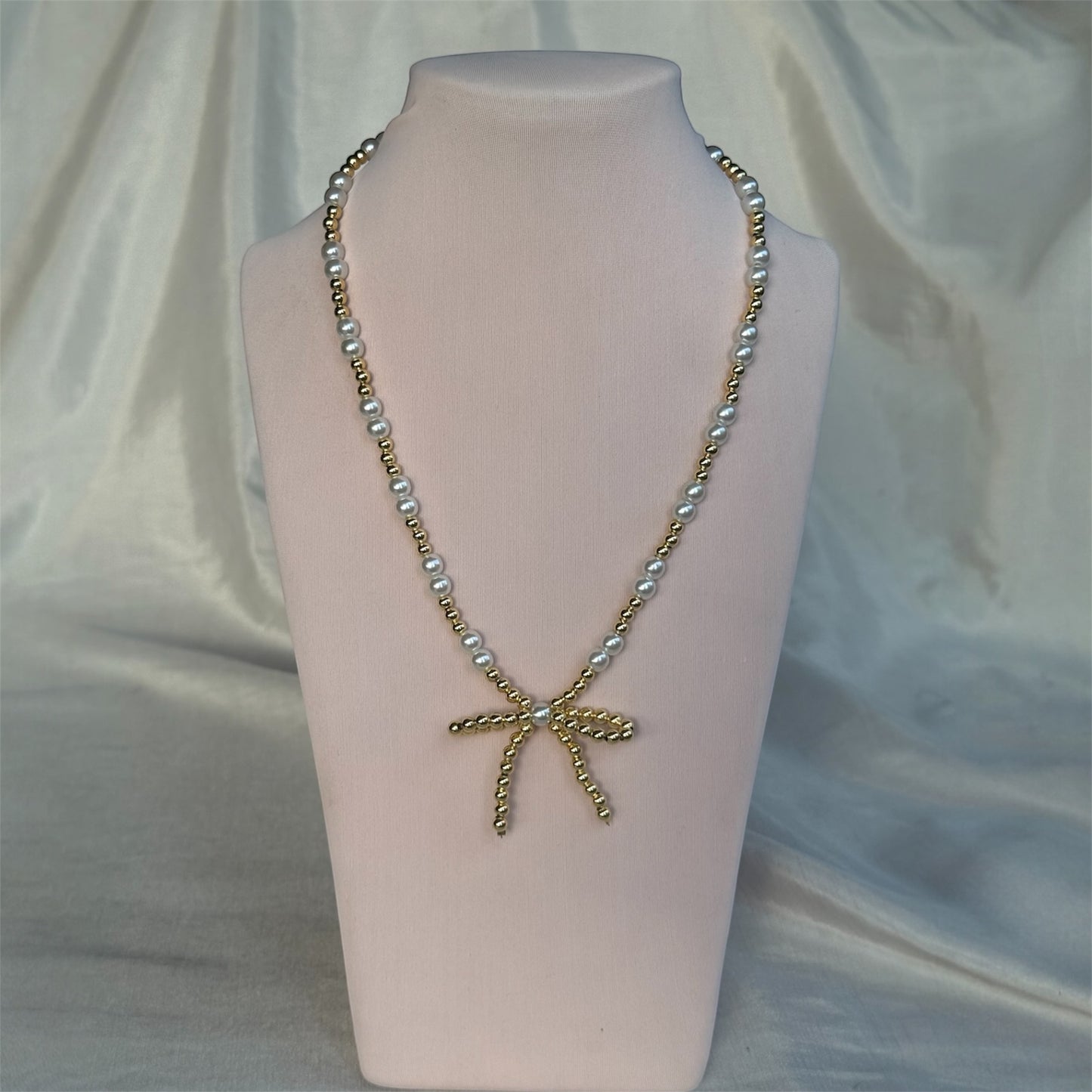 Collar Perlas & Moño Dorado