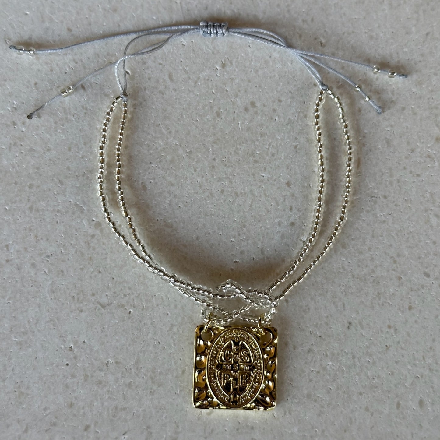 Pulsera nudo plateada/cruz san benito