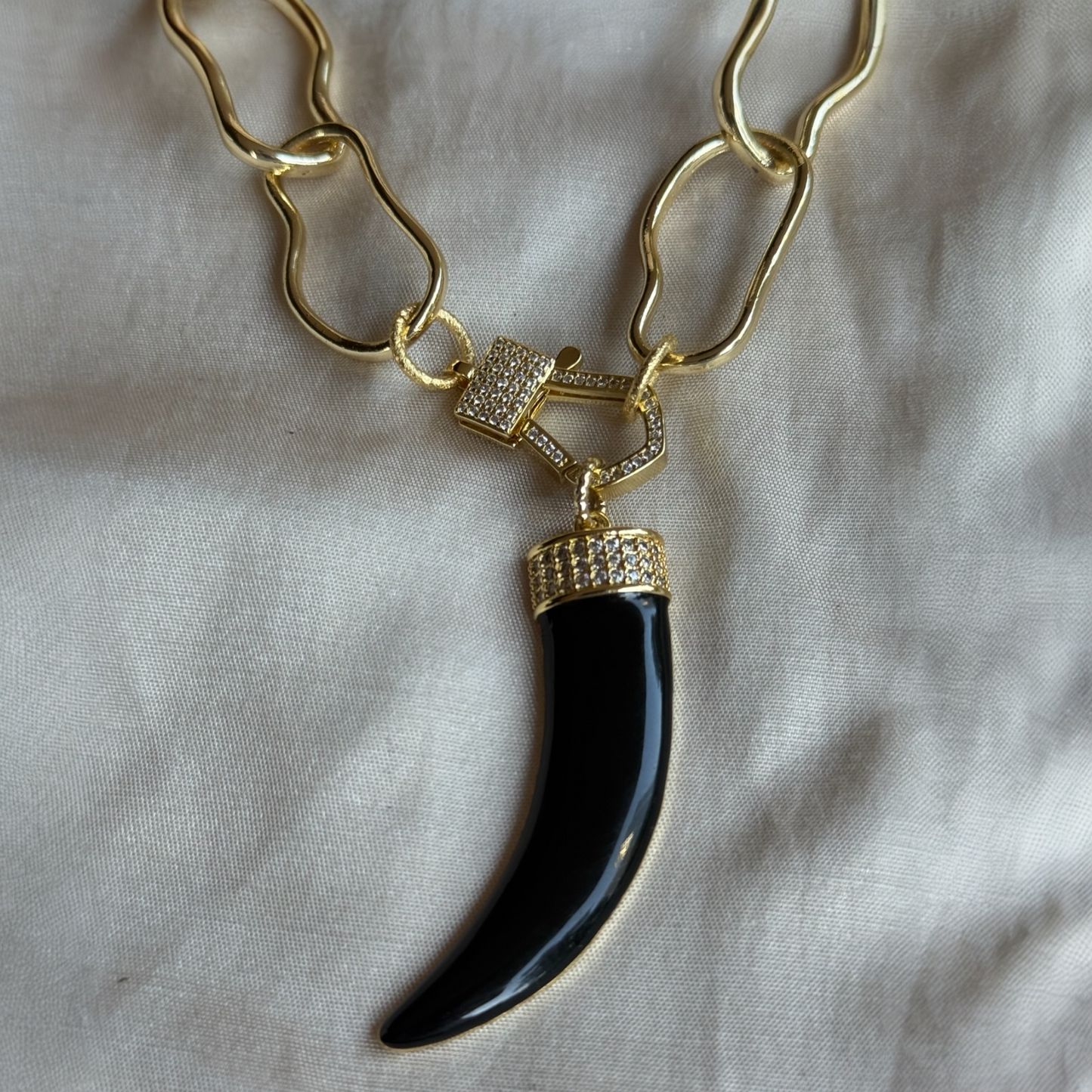Collar Cacho Negro / Eslabones Dorados
