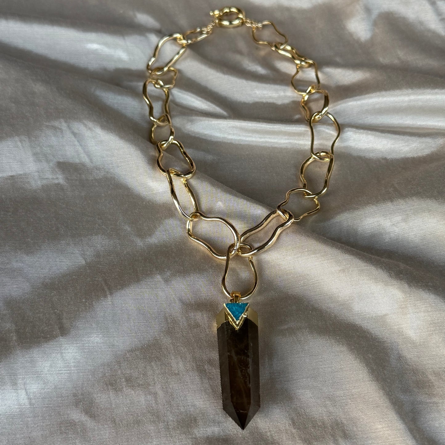 Collar Cadena Orgánica Dorada / Cuarzo Ahumado