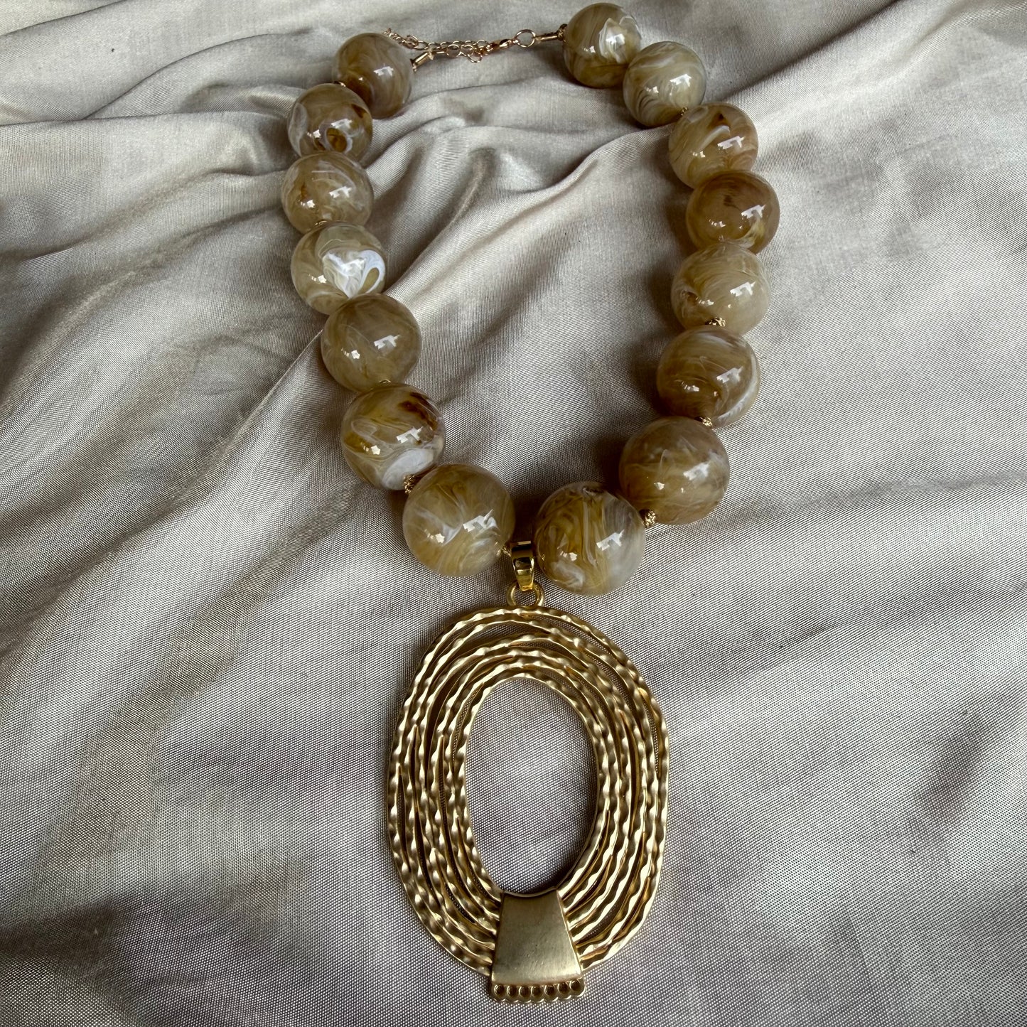 Collar Arena & Colgante dorado texturizado