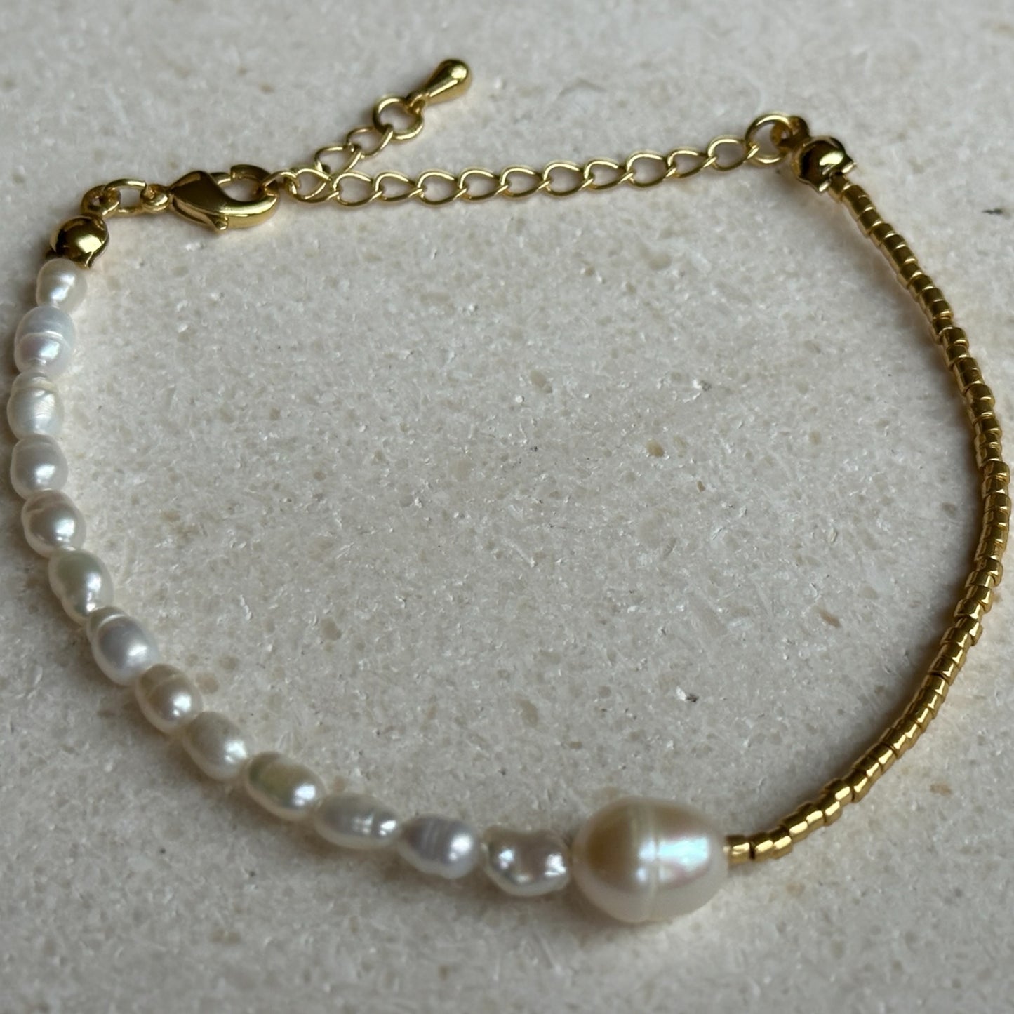 Miyuki perla de agua dulce con broche