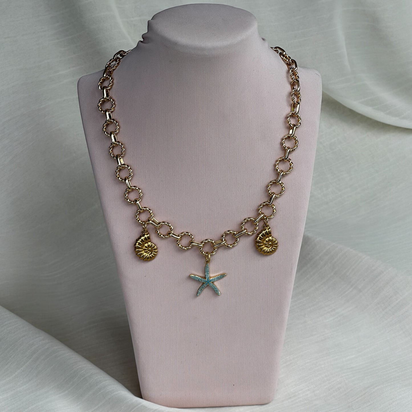 Cadena bañada en oro/mar