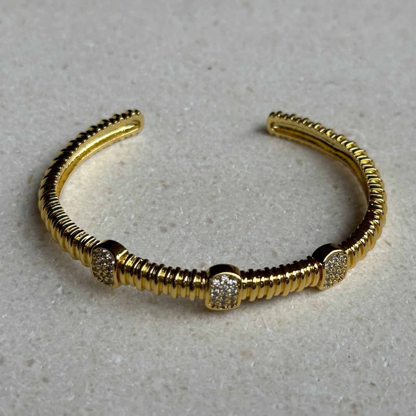 Esclava triple microcircones