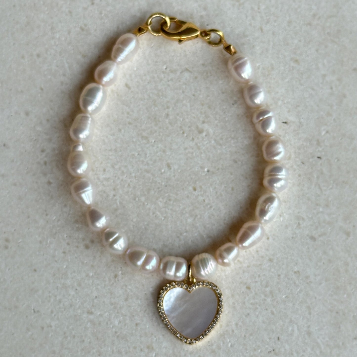 Pulsera de perlas/ corazón nácar