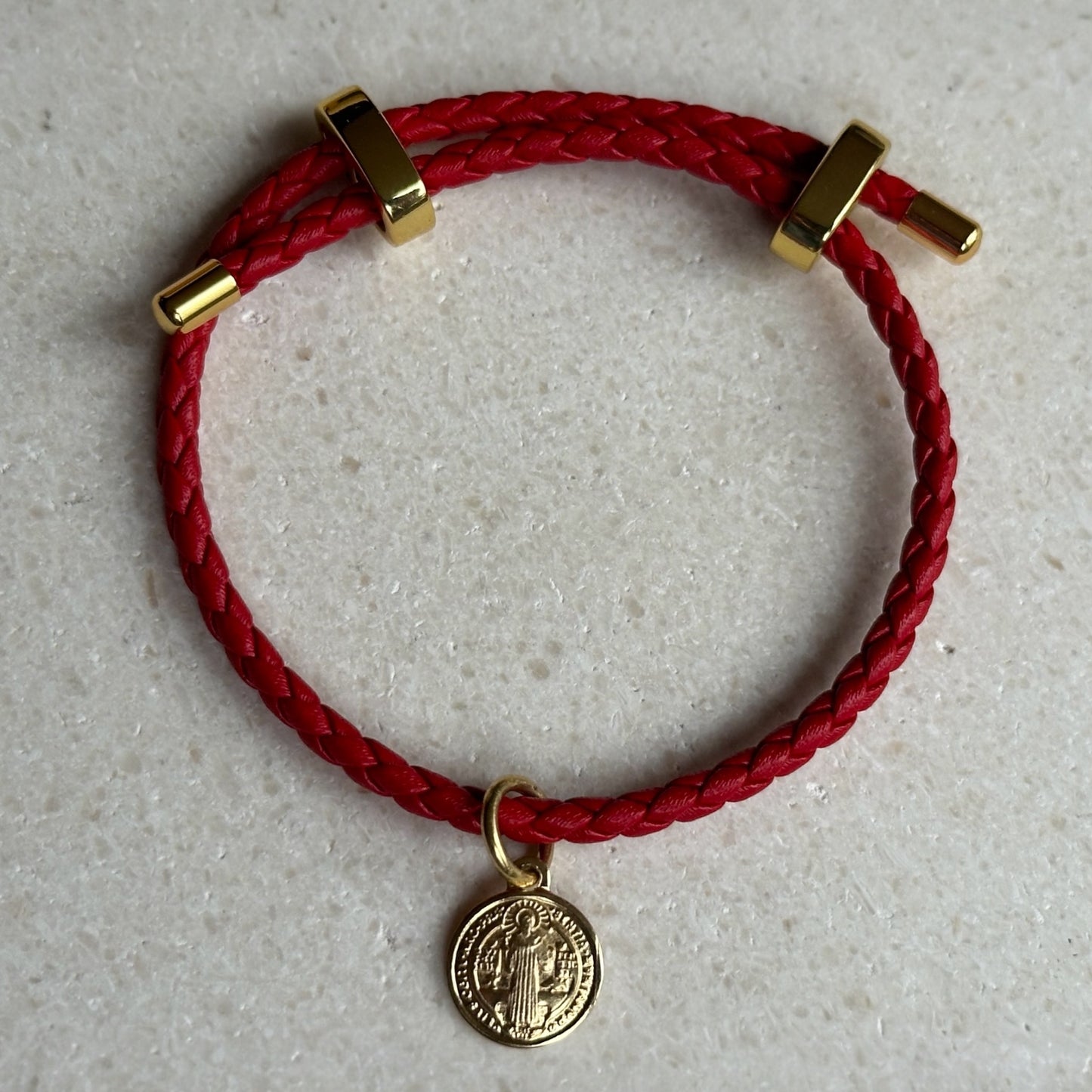Pulsera protección de cuero roja/jesus