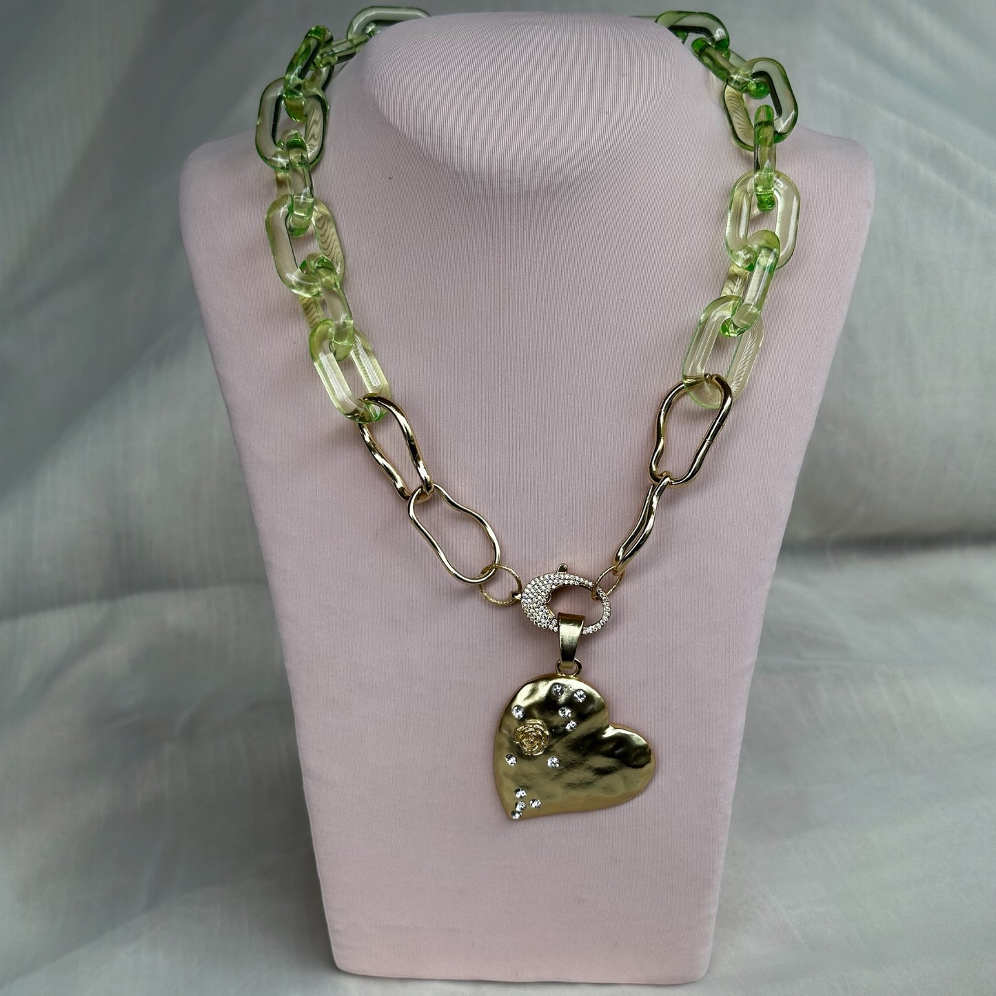 Cadena de resina verde agua/corazón