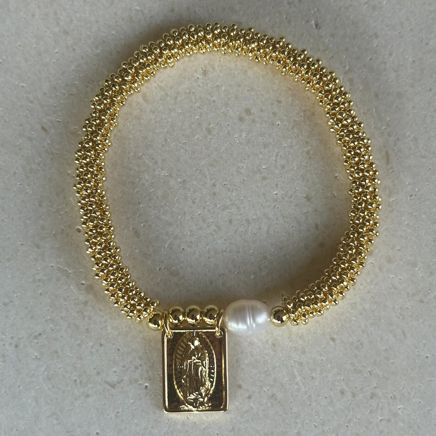 Pulsera dorada con perla de río/virgen maría