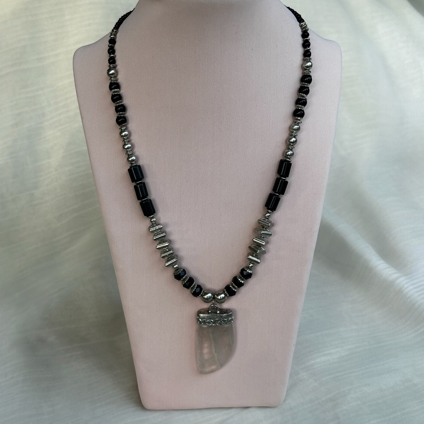 Collar plateado/negro/cacho