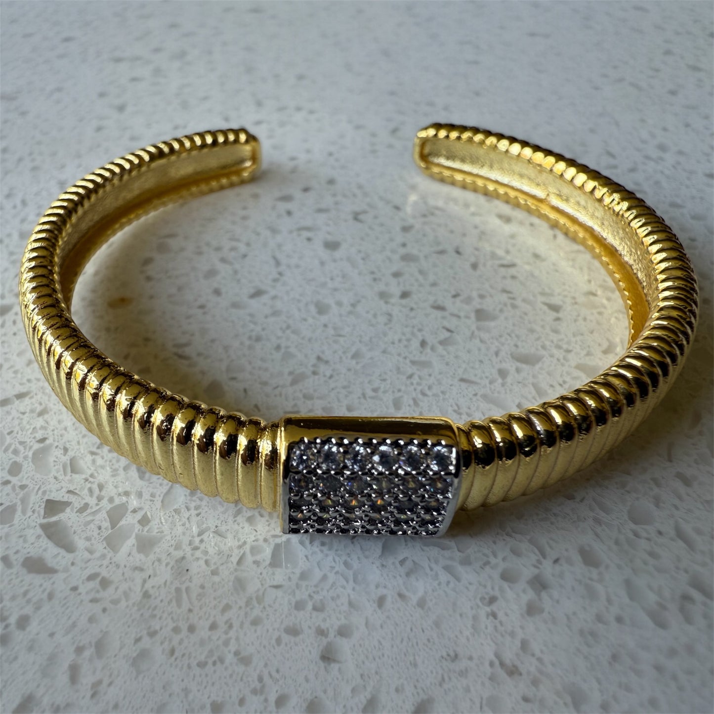 Esclava Dorada con Pavé Cuadrado