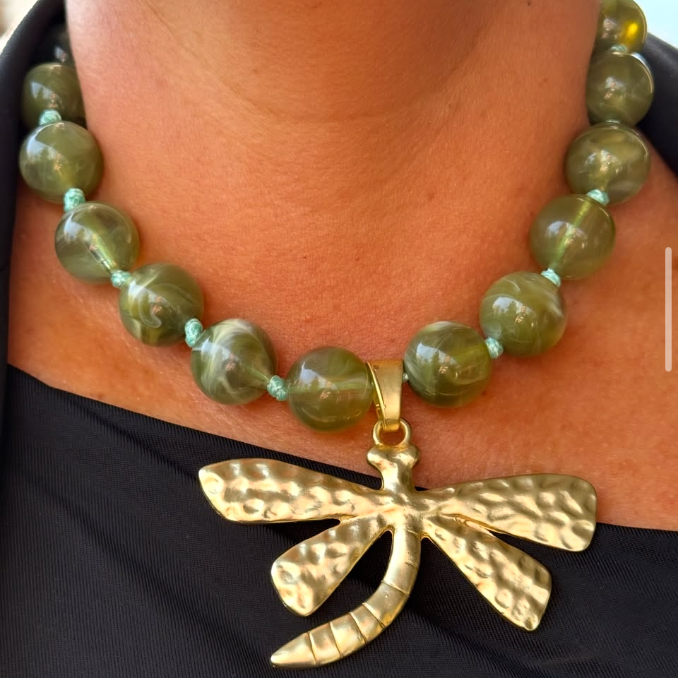 Collar Verde Oliva / Libélula Dorada