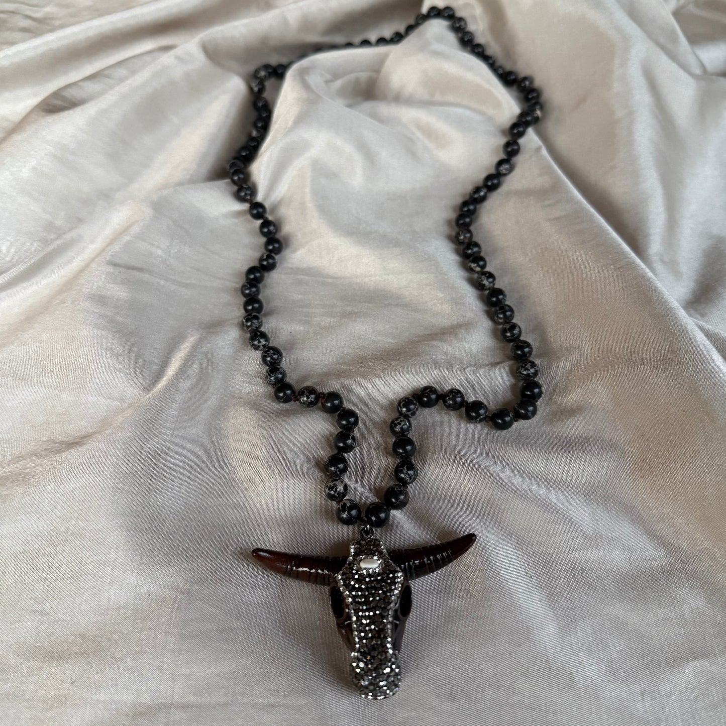 Collar Obsidiana Nieve / Cráneo Toro Pavé