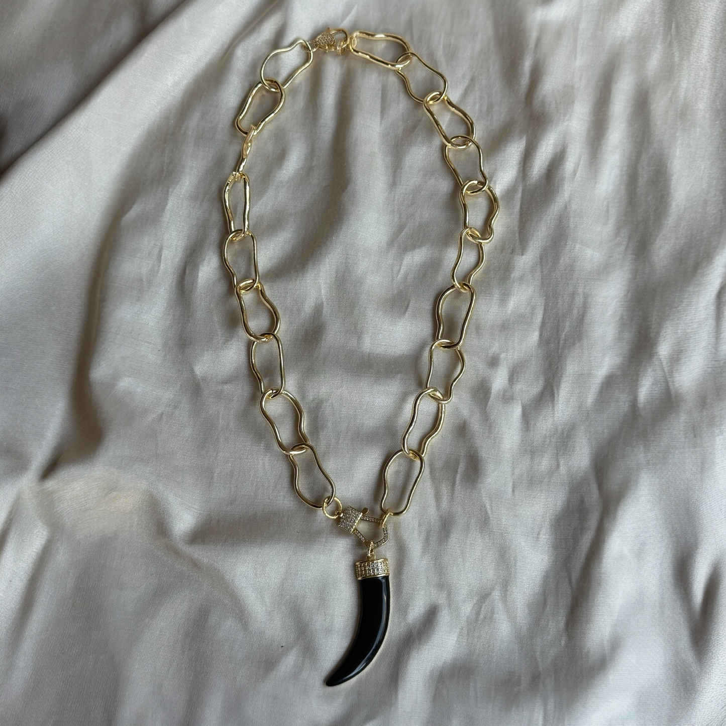 Collar Cacho Negro / Eslabones Dorados